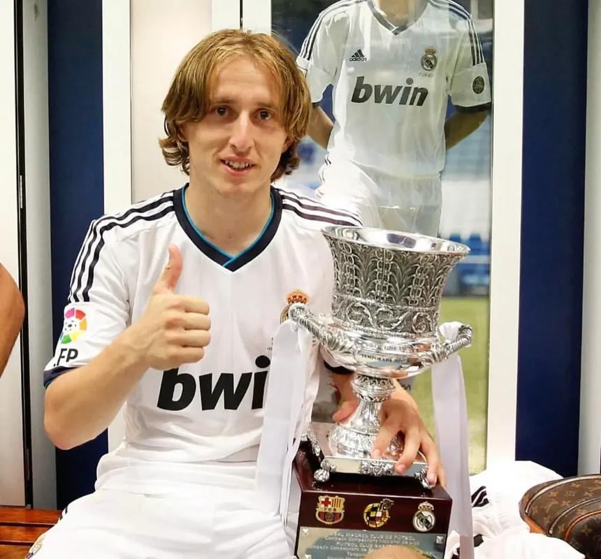 老队友见面，埃泽和奥利塞赛后交换了球衣